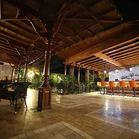 Lill Maison & Club