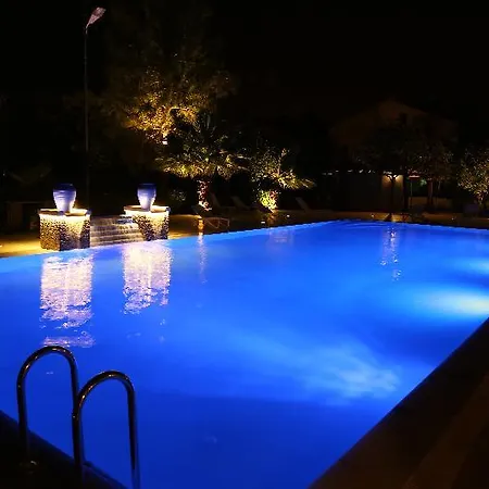 Lill Maison & Club Szálloda 3*